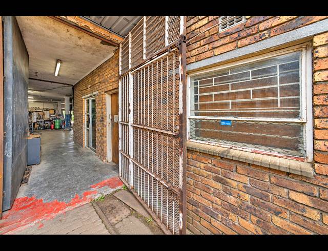 340M² WAREHOUSE FOR SALE IN PETIT